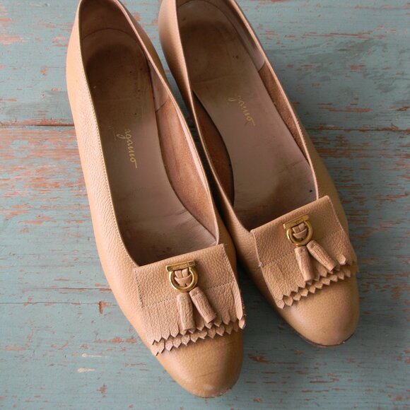 Salvatore Ferragamo Shoes - SALVATORE FERRAGAMO TAN NEUTRAL LEATHER TASSEL LOGO PUMPS LOW HEELS ITALY 11 AA